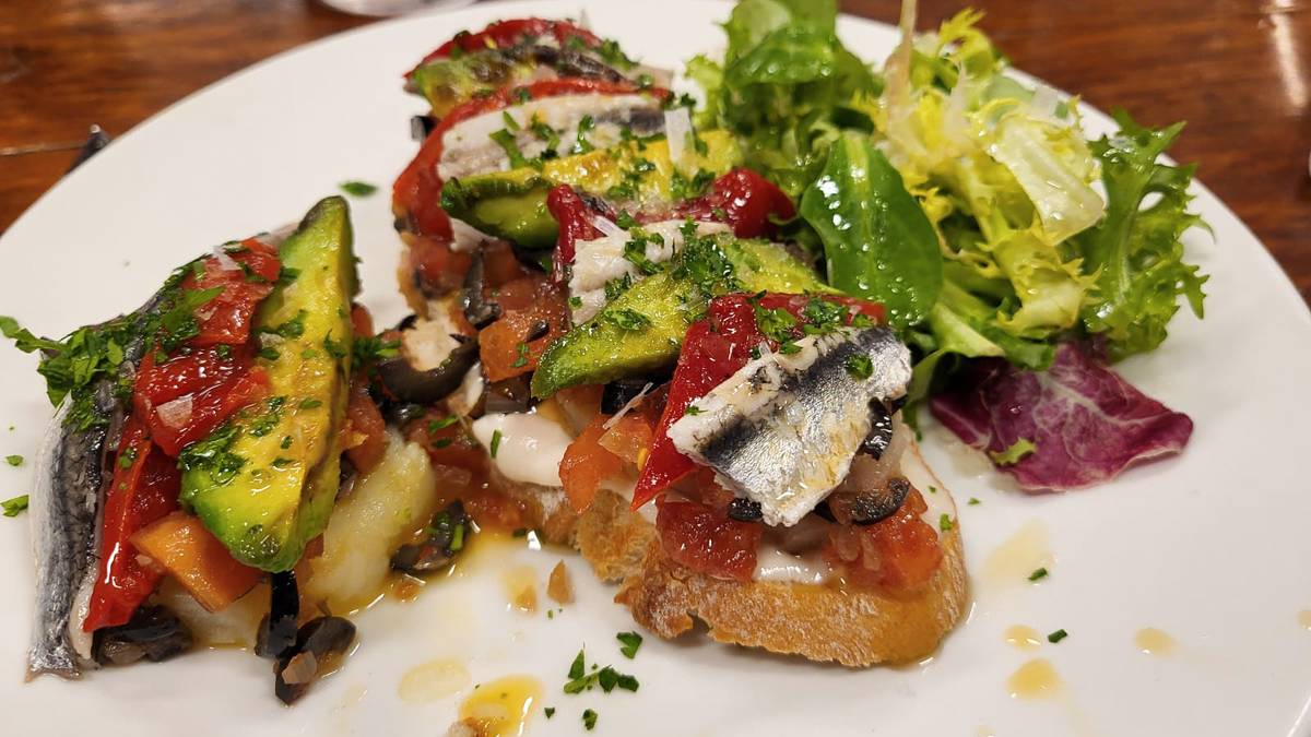 Antxoa, ahuakate eta pikillo entsalada