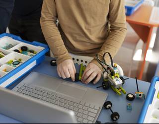 Drone bat egin eta erabiltzen ikasteko tailerra zapatuan Lezaman