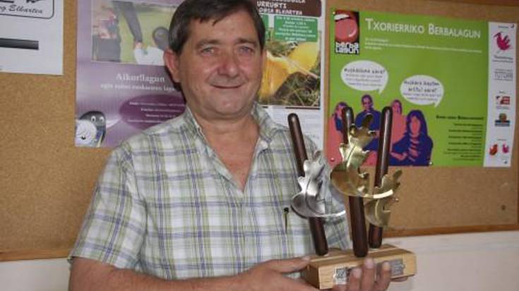 Txelisek Bizkaia Kirolak saria jaso du