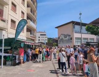 Eguraldi bikaina lagun, jendetza elkartu da Txakolin Egunean