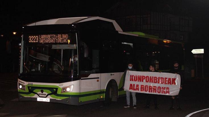Garraioa Iraulik autobusa gelditu zuen garraio-zerbitzu duina eskatzeko