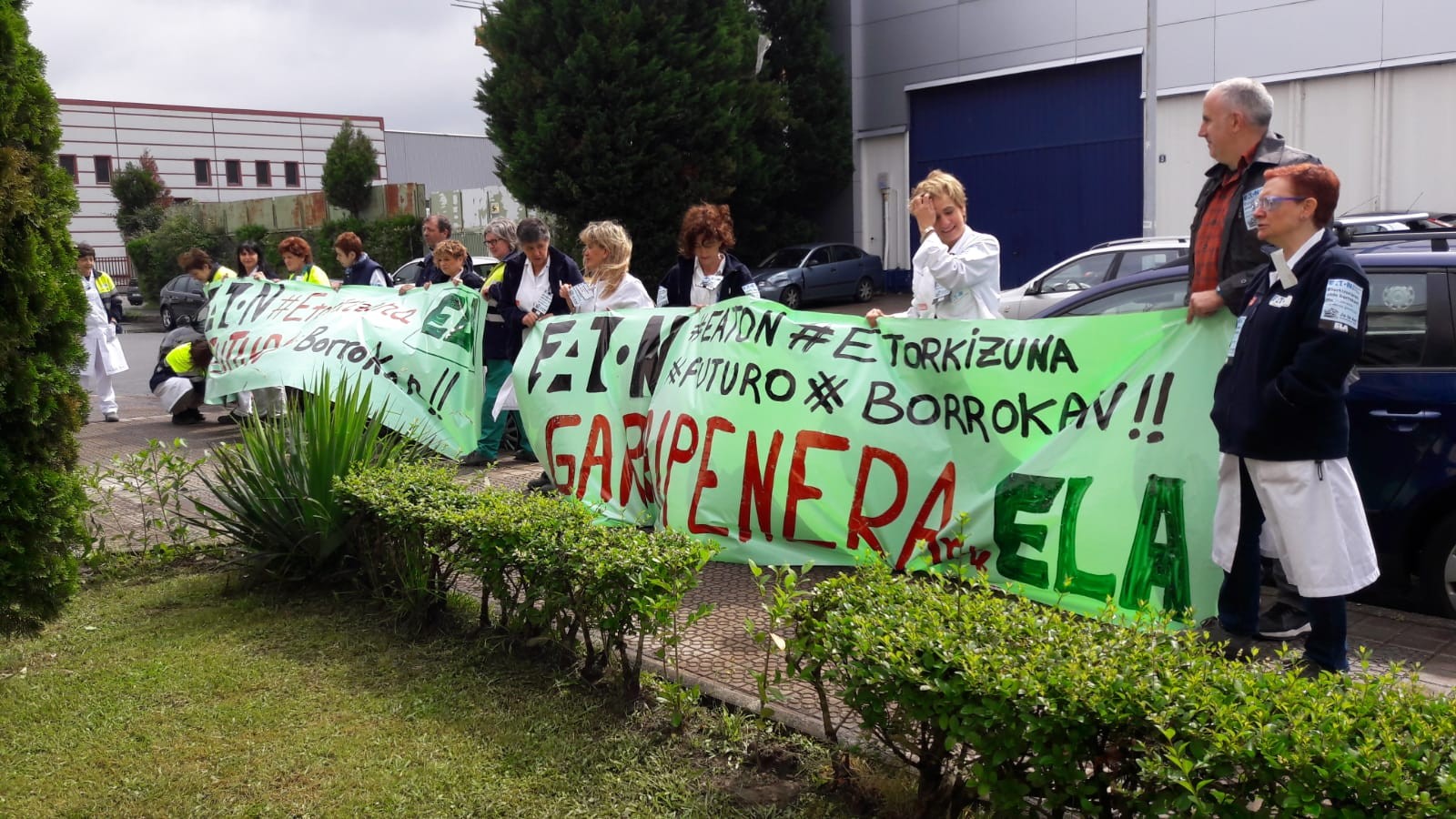 Eatoneko langileek lan-uzteei ekin zieten atzo, euren lanpostuak bermatu daitezen