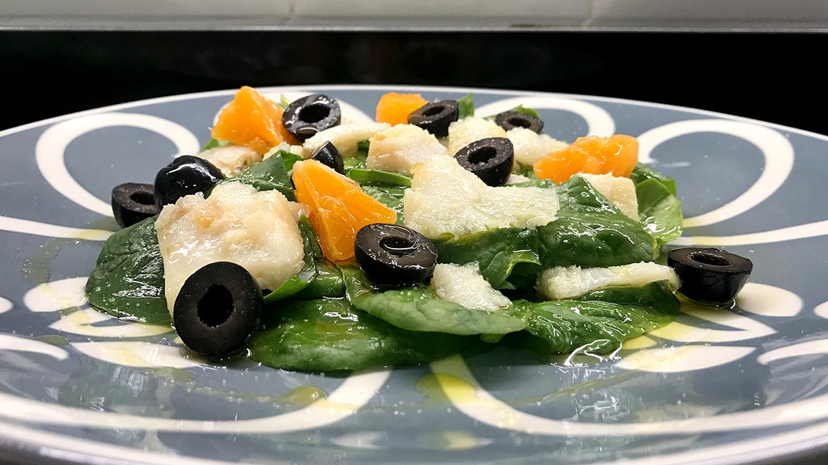 Bakailaoaren eta ziazerben entsalada epela