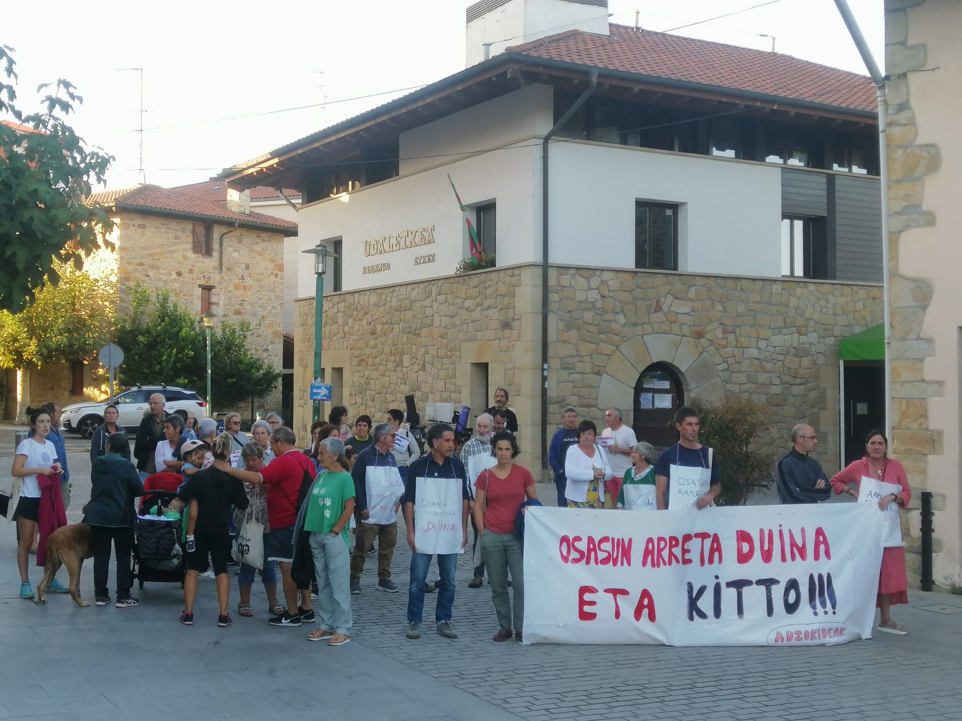 Elkarretaratzera deitu dute Larrabetzun, medikua herrian uda osoan egotea aldarrikatzeko