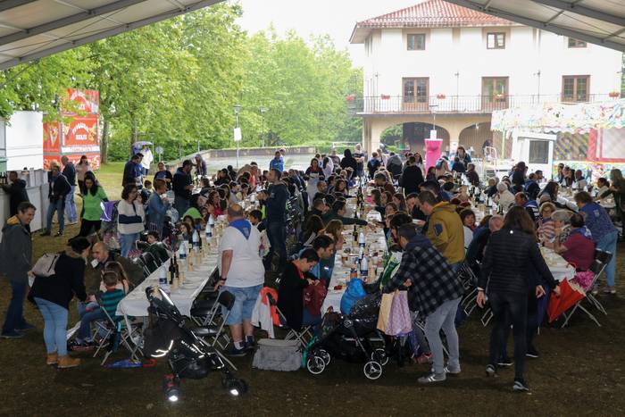 Sondikako herri-bazkari solidariorako txartelak salgai