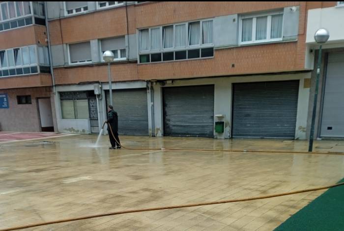 Irristatzearen kontrako tratamendua ezarri da Derioko plaza bitan