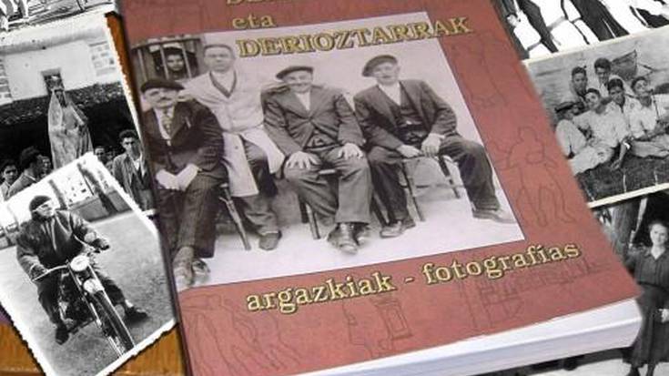 Derioztarren argazki zaharrak liburu batean batu d