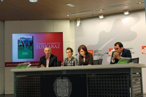 <i>Futbola, oinarritik euskeraz</i> liburua aurkeztu da