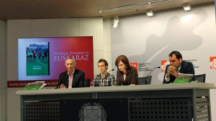 <i>Futbola, oinarritik euskeraz</i> liburua aurkeztu da