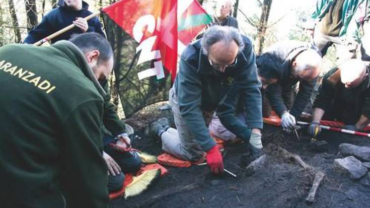 Gerra Zibileko hiru borrokalariren gorpuzkiak lurpetik atera dituzte Larrabetzun