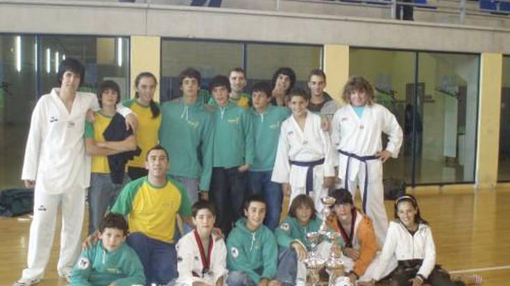 Doyan gimnasioak bederatzi domina lortu ditu Basauriko txapelketan