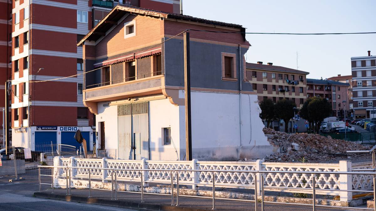 'Peña' biltegia eraisten ari dira