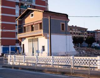 'Peña' biltegia eraisten ari dira