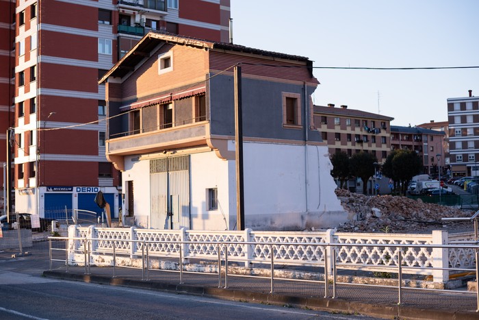 'Peña' biltegia eraisten ari dira