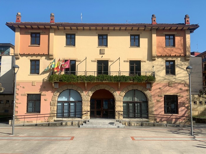 Bide elektronikoak aurrez aurreko arreta gainditu du lehen aldiz Derion