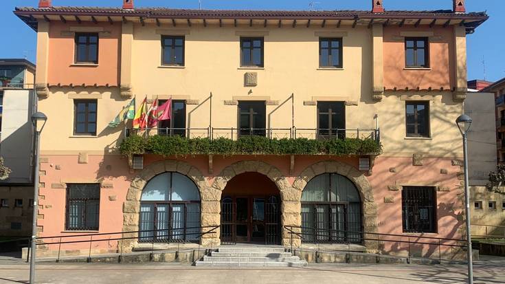 Bide elektronikoak aurrez aurreko arreta gainditu du lehen aldiz Derion