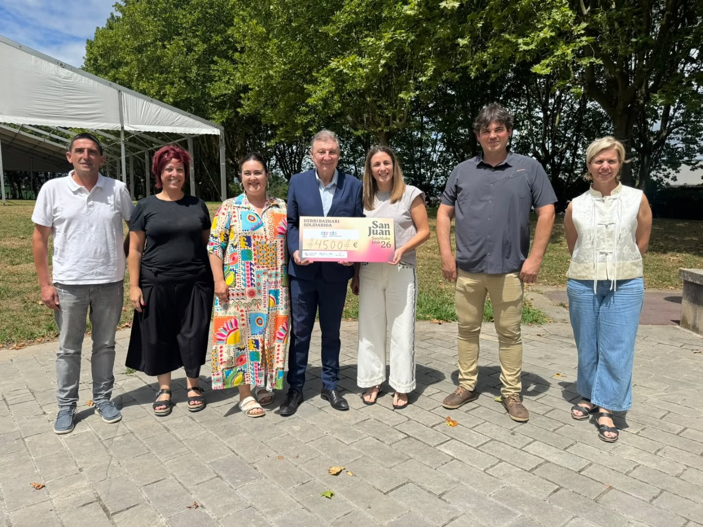 Herri bazkarian 4.500 euro bildu dituzte autismoa duten pertsonen APNABI elkartearentzat