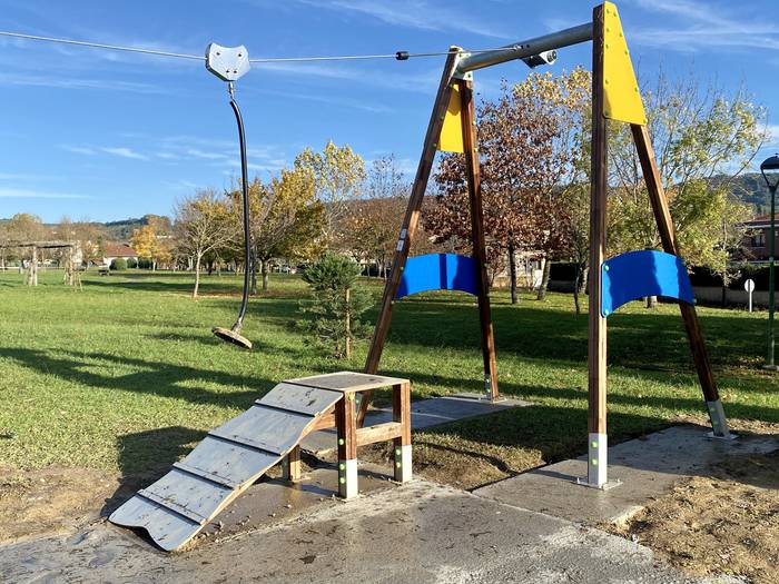 Tirolina berria jarri dute Derioko Uribe parkean