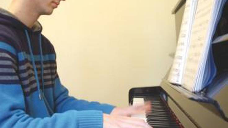Mikel Valencia, piano-jolea: "Pianoa eta institutu