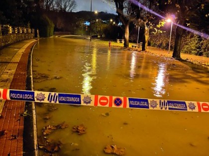 Bideak itxita uholdeak direla-eta