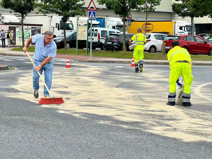 Ordubeteko auto-pilateka Zamudion kamioi bati mila litro olio jausi ondoren