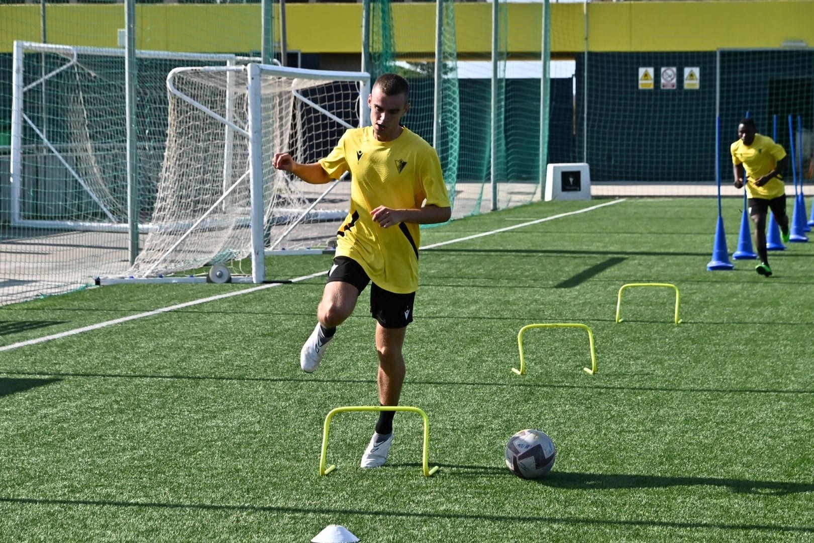 Julen García futbolari larrabetzuarra Cadizeko bigarren taldean dabil  denboraldiaurrea egiten