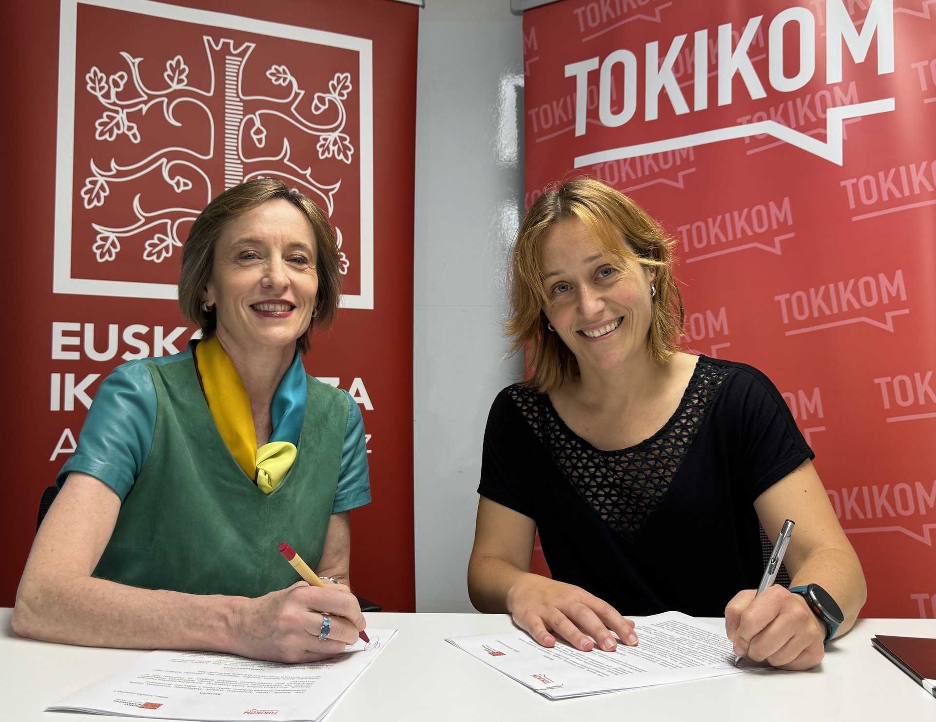 Eusko Ikaskuntzak eta TOKIKOMek lankidetza-hitzarmena sinatu dute, egoera soziokulturalari eragiten dioten gaiak gizarteratzeko