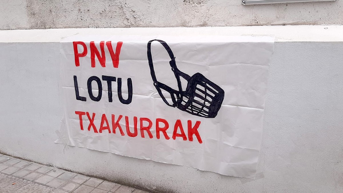 EAJren esanetan, Sondikako eta Derioko batzokien kontrako erasoek agerian uzten dute alderdiaren egoitza sozialak hertsapen-kanpaina onartezina pairatzen ari direla