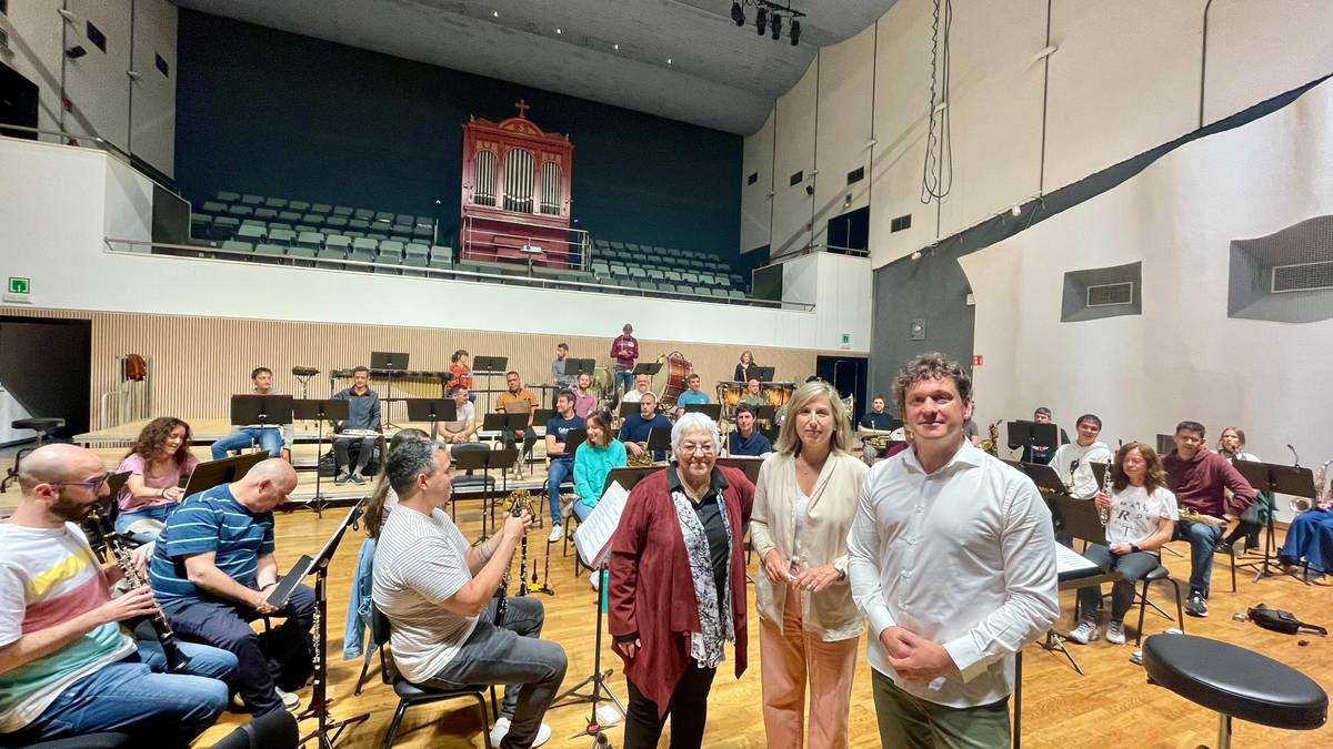 Toti Martinez de Lezeak eta Gasteizko Musika Bandak bat egin dute lehen aldiz