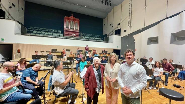 Toti Martinez de Lezeak eta Gasteizko Musika Bandak bat egin dute lehen aldiz