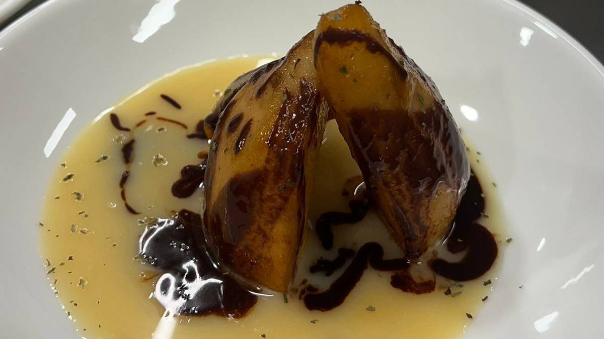 Madaria plantxan banilla erara egindako  toffe mousse eta txokolate beltz saltsarekin