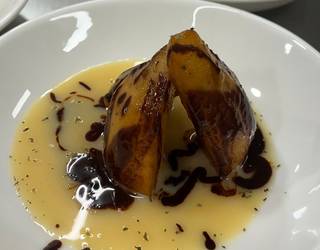 Madaria plantxan banilla erara egindako  toffe mousse eta txokolate beltz saltsarekin