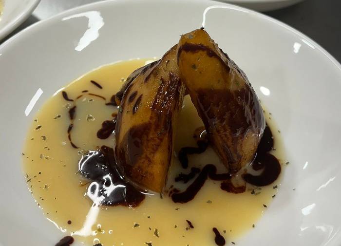 Madaria plantxan banilla erara egindako  toffe mousse eta txokolate beltz saltsarekin