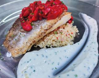 Bakailaoa tipulin pil-pilarekin eta piperradarekin, cous cous gainean