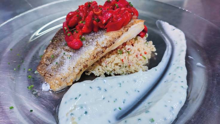 Bakailaoa tipulin pil-pilarekin eta piperradarekin, cous cous gainean