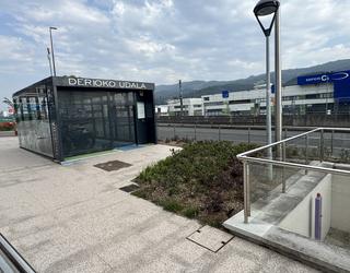 Komun publiko autogarbigarri eta irisgarri bat jarriko dute Herriko Plazan
