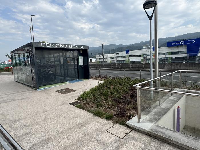 Komun publiko autogarbigarri eta irisgarri bat jarriko dute Herriko Plazan