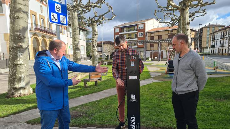 Bizikletak konpontzeko gunea ipini dute Lezaman