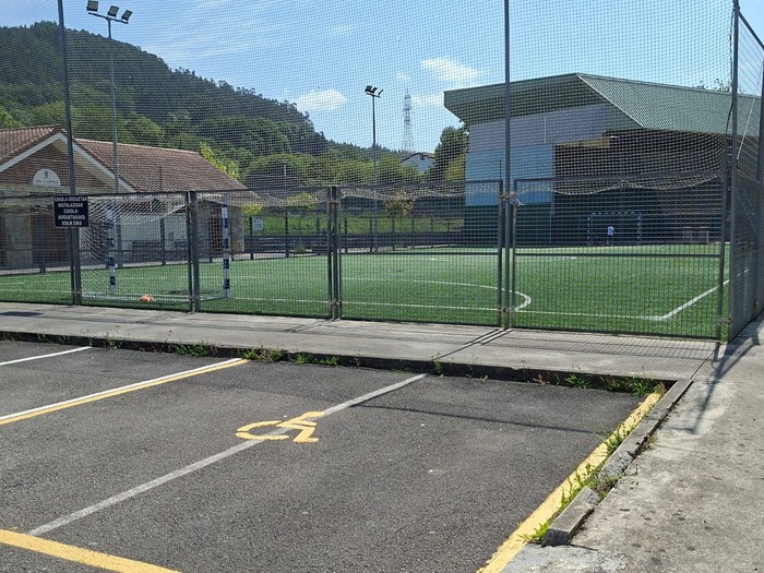 Eskolako futbol zelaia itxita, belarra aldatzeko lanengatik