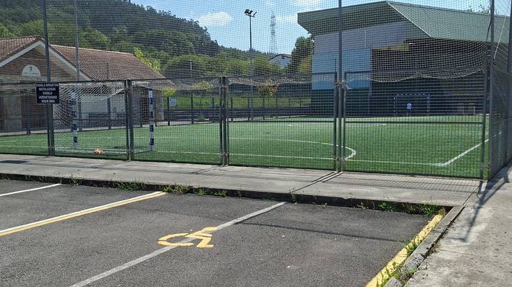 Eskolako futbol zelaia itxita, belarra aldatzeko lanengatik