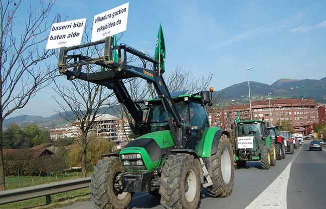 Traktoreak Asuatik irtengo dira barikuan, sektorearen egoera salatzeko