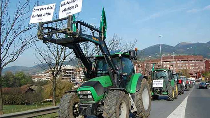 Traktoreak Asuatik irtengo dira barikuan, sektorearen egoera salatzeko