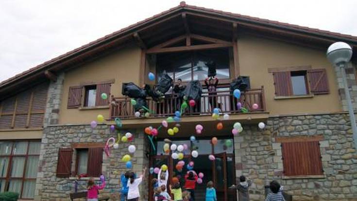 Gure seÃ±eak, Derioko elkartea:â€œFamiliei egunero