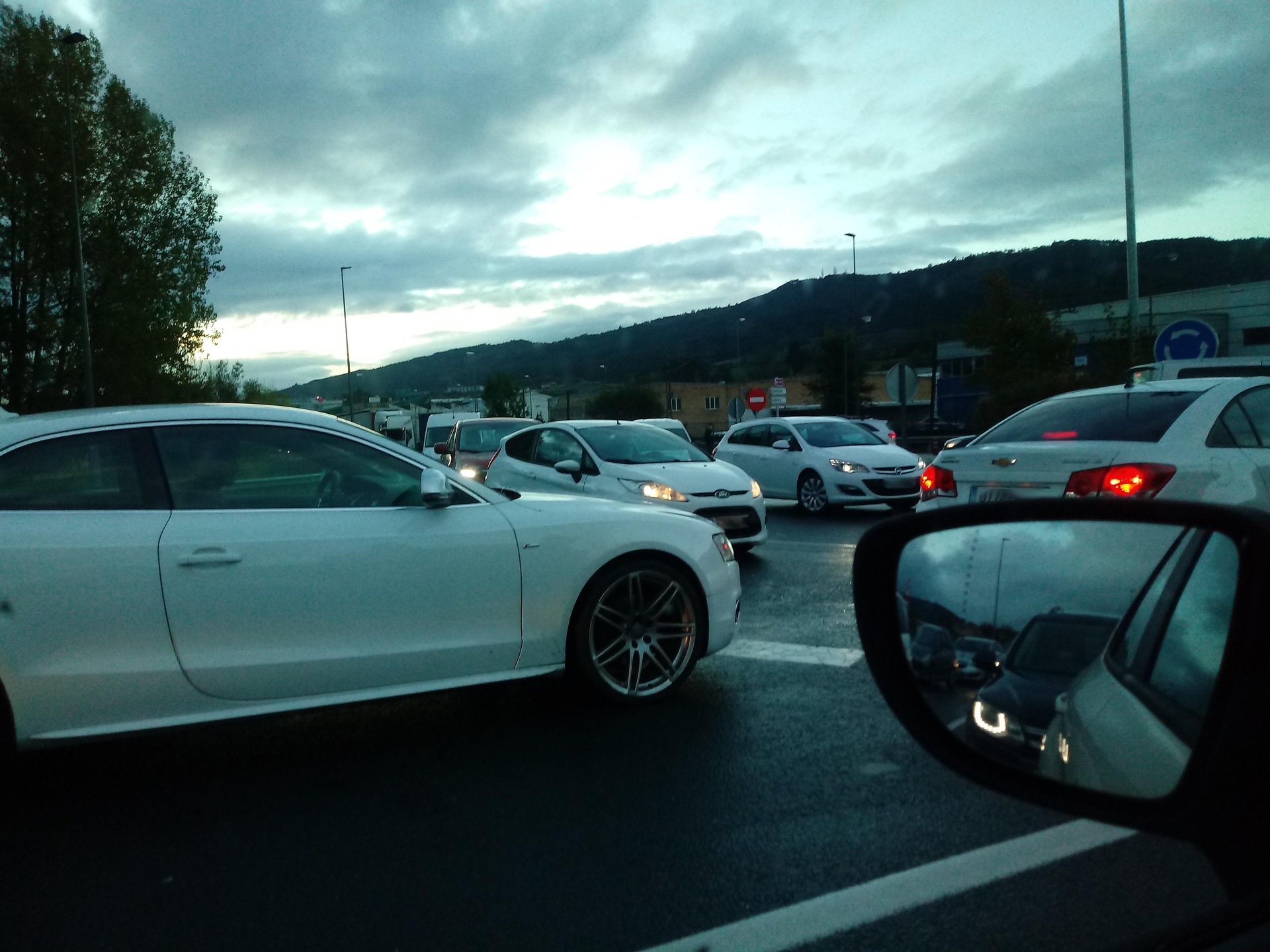Auto-ilara luzeak Zamudioko sarreran