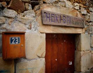 Arrazakeriaren inguruko mahai-ingurua eta arropa eta manta bilketa Larrabetzun