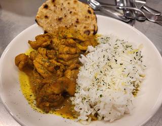 Oilaskoa curryarekin eta koko-esnearekin