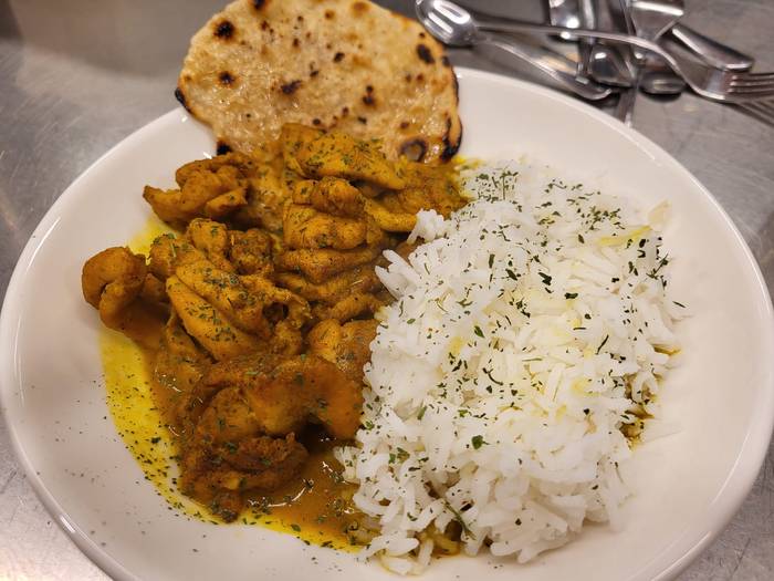 Oilaskoa curryarekin eta koko-esnearekin