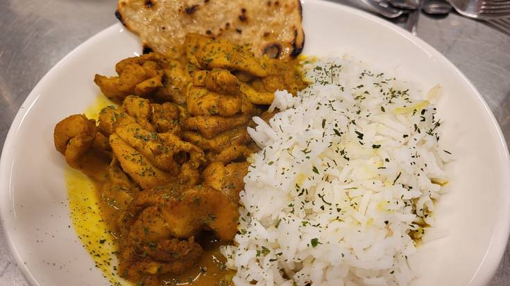 Oilaskoa curryarekin eta koko-esnearekin