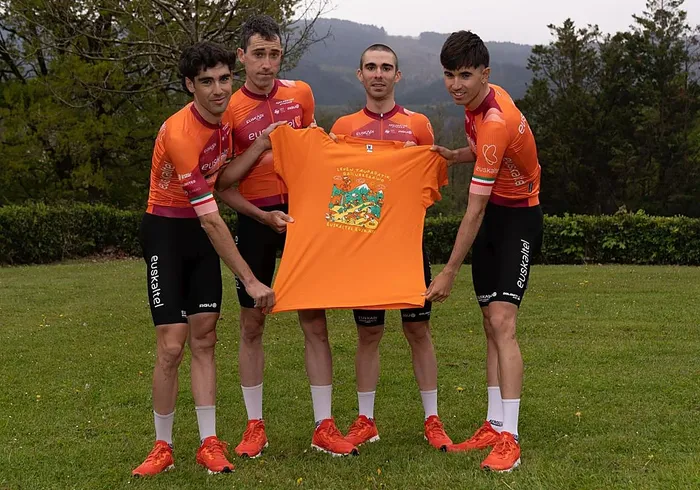 Euskaltel-Euskadik Itzulirako taldea eta kamiseta aurkeztu du Zamudion