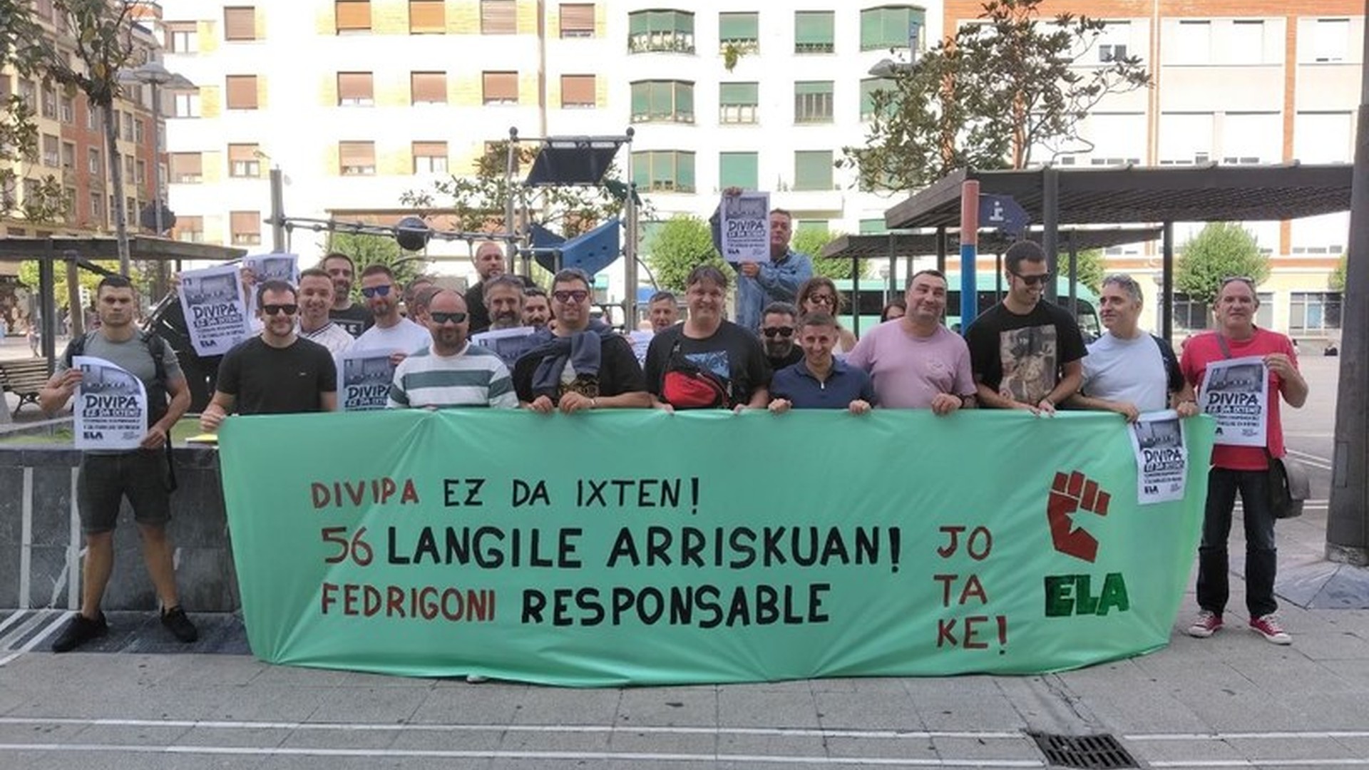 Divipako langileek elkarretaratzea egin dute Fedrigoniren deslokalizazioa salatzeko